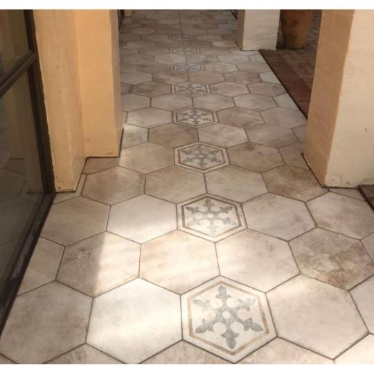 counytry jarolap padloburkolat mediterran rusztikus vintage greslap fagyallo hatszogletu torfeher beige kopottas padlolap terasz nappali konyha furdoszoba.jpg